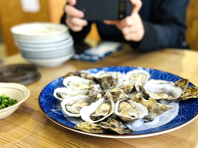 テーブルに並べられた新鮮な安戸池産の生牡蠣と薬味