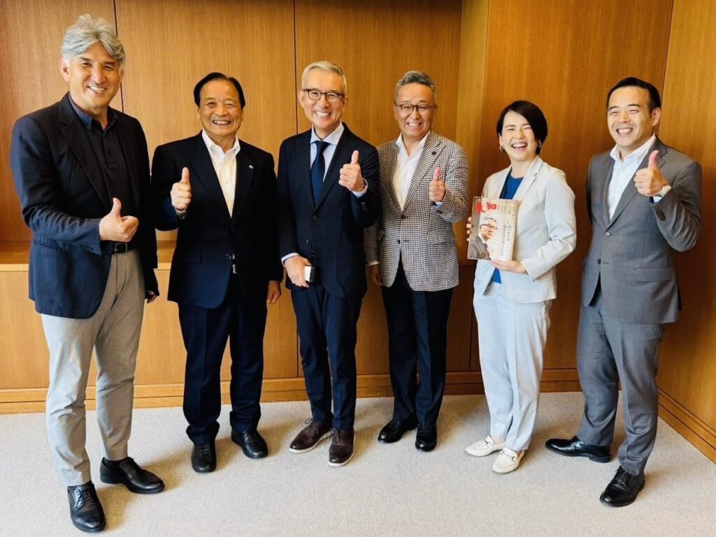 白井一幸氏と講演会参加者の記念写真