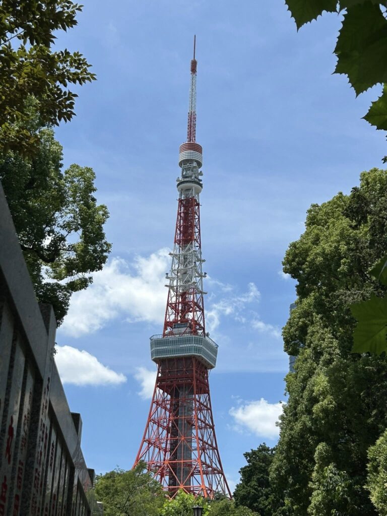 東京タワーを望む快晴の空