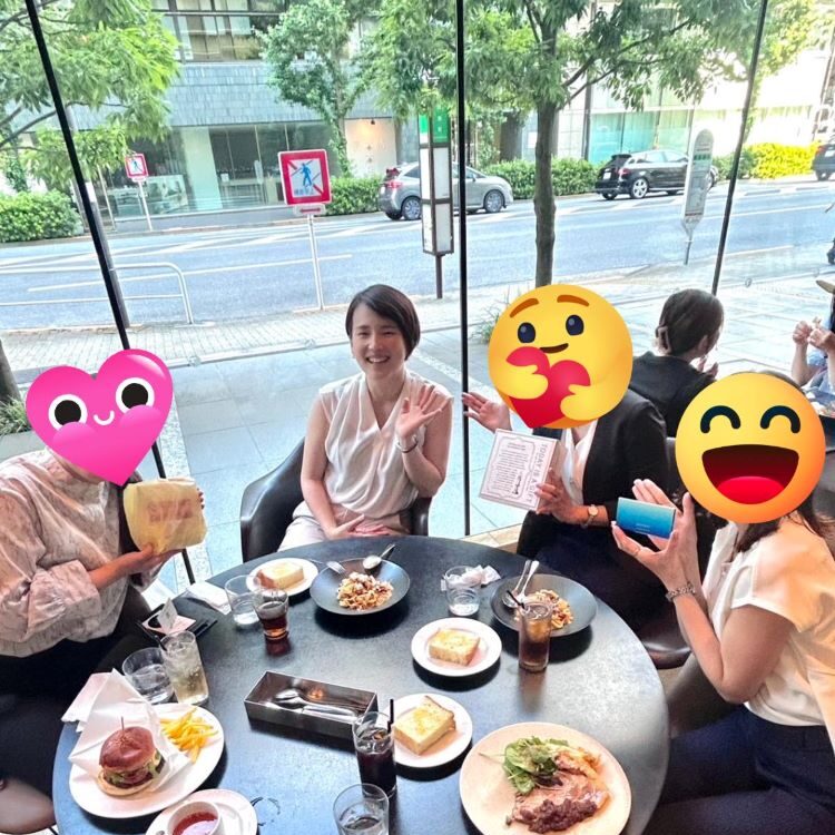 カフェの窓際席でランチを楽しむ
