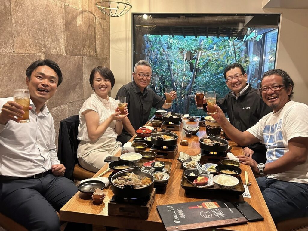 懇親会で笑顔で乾杯する集合写真